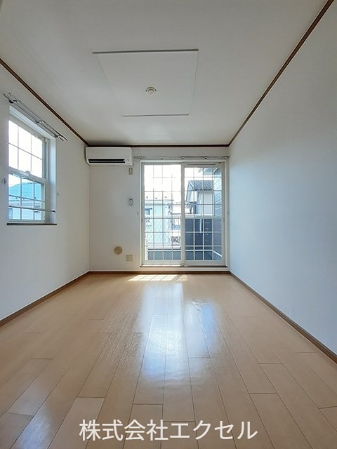 居室・リビング　エアコン完備の明るい室内です。