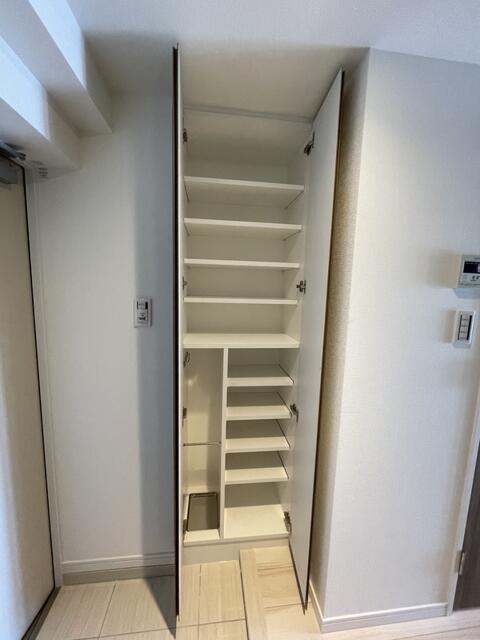 玄関　同物件別部屋