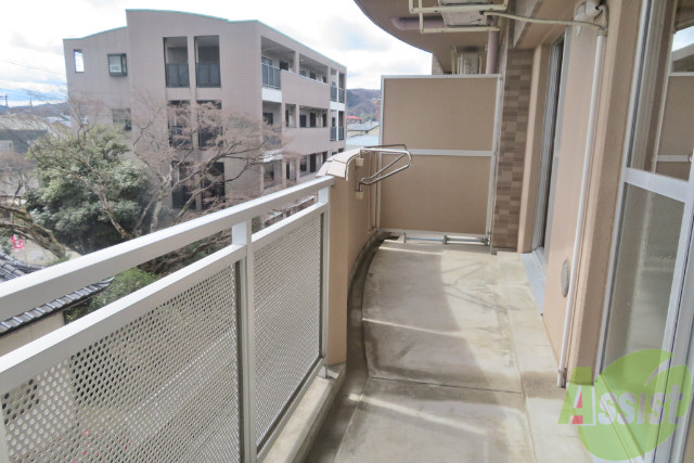 バルコニー　バルコニーは広くて南向きなので、洗濯物、布団何でも干せます。