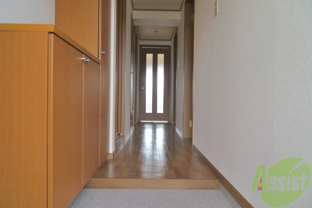 玄関　玄関から撮影しました。リビングまでは一直線で行けます。