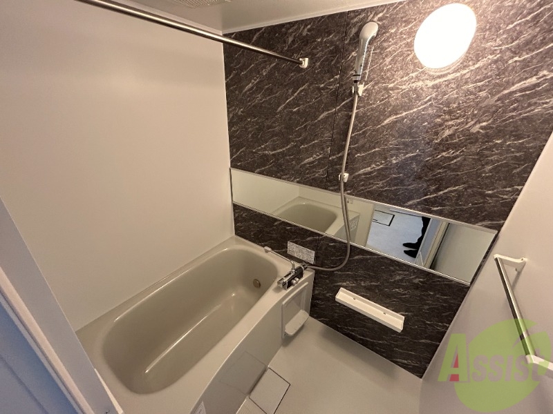 バス・シャワールーム　追い焚き機能が付いているのでいつでも温かいお風呂に入れますよ