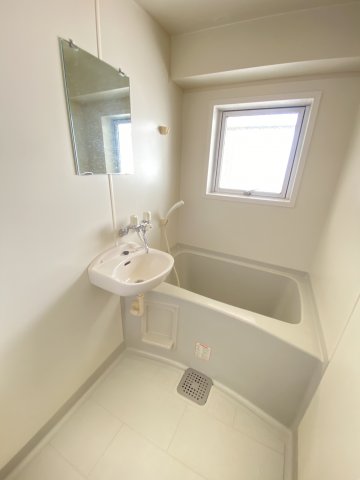 バス・シャワールーム　換気のしやすい窓のある浴室です！