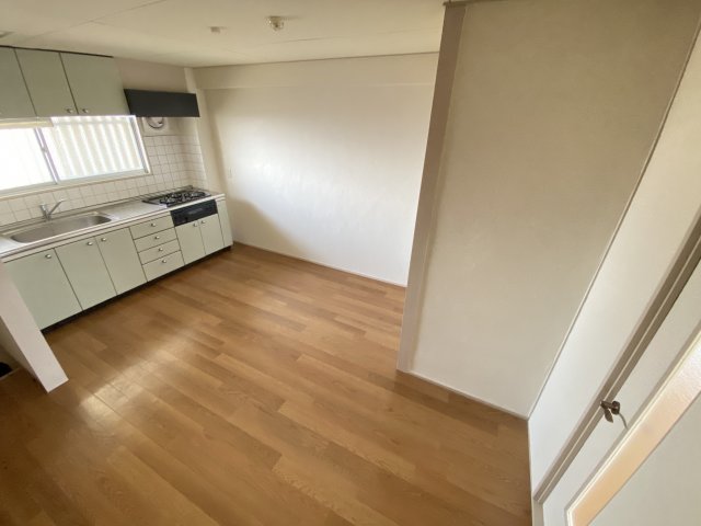 居室・リビング　床が落ち着いた色居合で綺麗です♪