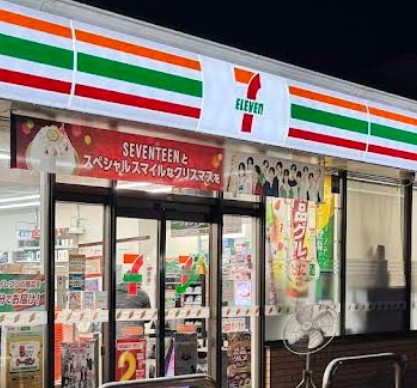 コンビニ　セブンイレブン（コンビニ）まで447m