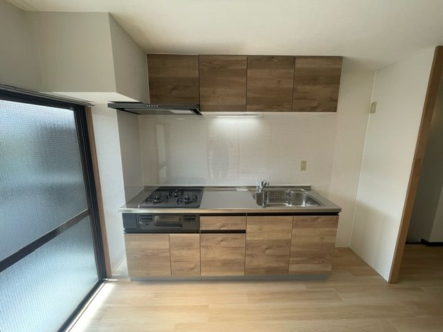 キッチン　システムキッチン3口コンロに取替ております！