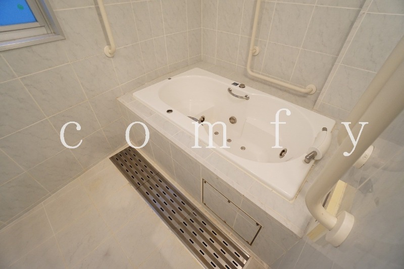 バス・シャワールーム　広いバスルーム　ジェットバス付き