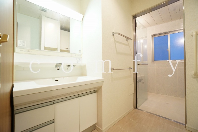 洗面設備　ゆとりある広さの洗面所