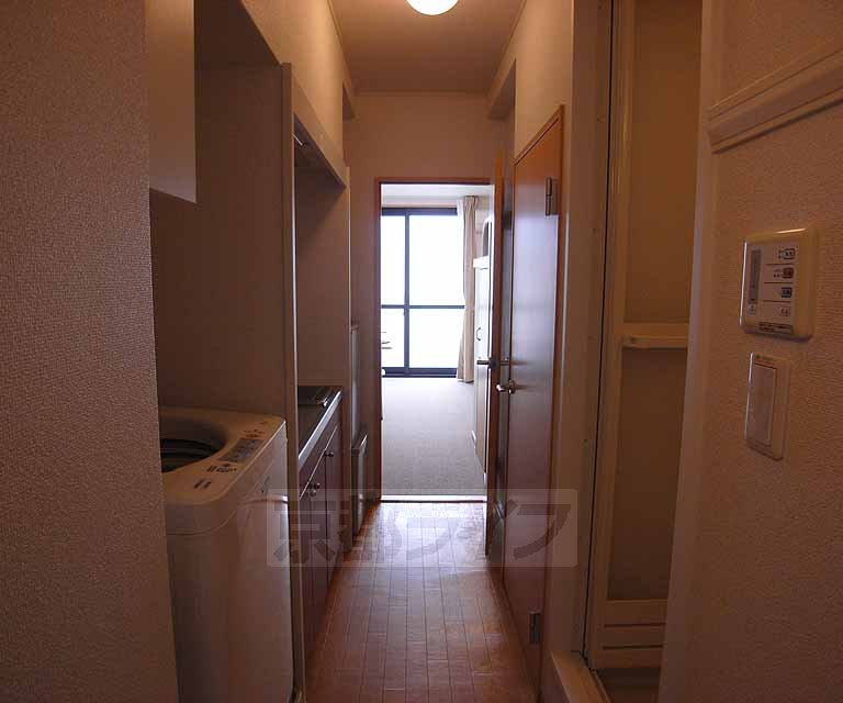 居室・リビング　玄関から見た室内の様子です。