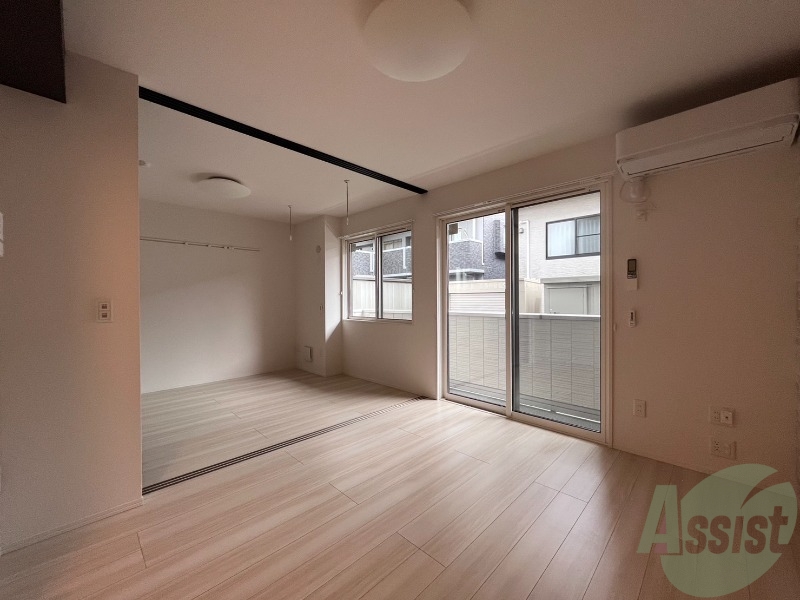 居室・リビング　大きな窓が付いていて日差しもたっぷり入ります。