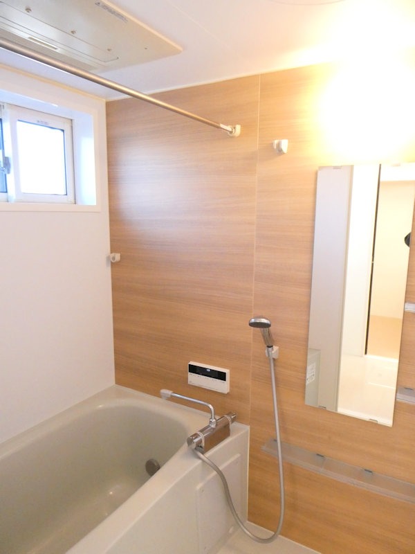 バス・シャワールーム　換気窓のある浴室乾燥機付きバスルーム♪