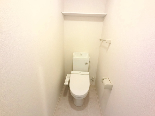 トイレ　温水洗浄暖房便座で快適です。