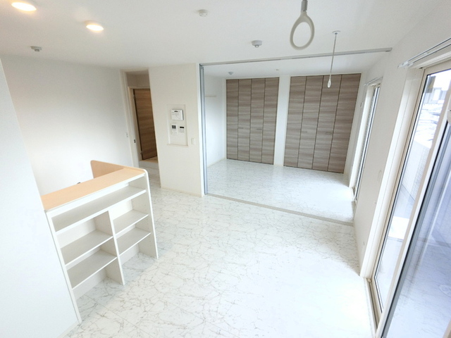 居室・リビング　リビングから洋室