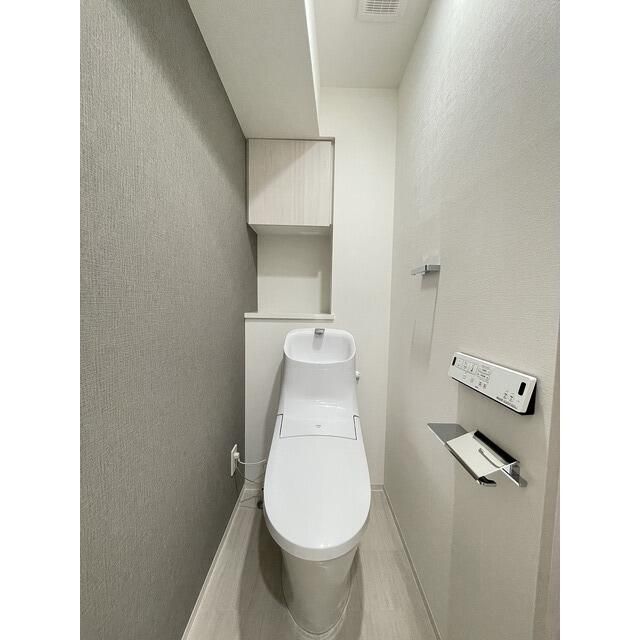 トイレ　落ち着いた色調のトイレです