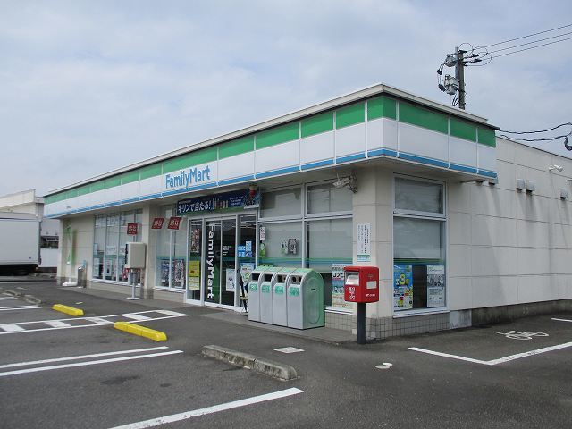 コンビニ　ファミリーマート　西都右松店（コンビニ）まで700m