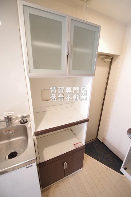 収納　キッチン横棚有り