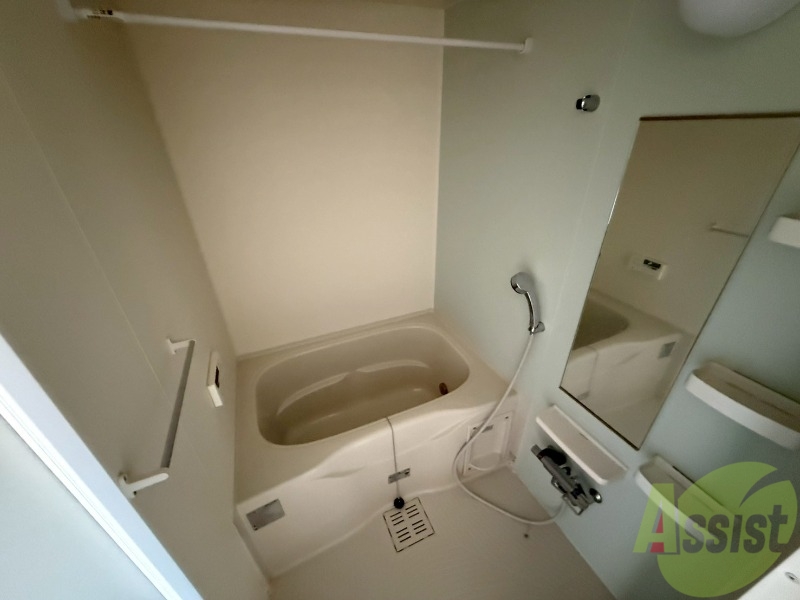 バス・シャワールーム　浴室は追い焚き機能、浴室乾燥機付きで快適です。