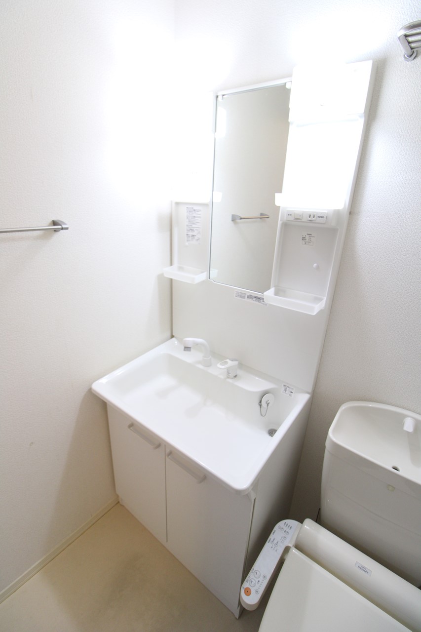洗面設備　※同物件、別部屋の写真です。