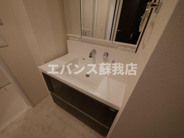 洗面設備　ゆったりとスペースのある洗面所