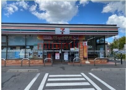 コンビニ　セブンイレブン豊中東泉丘店（コンビニ）まで979m
