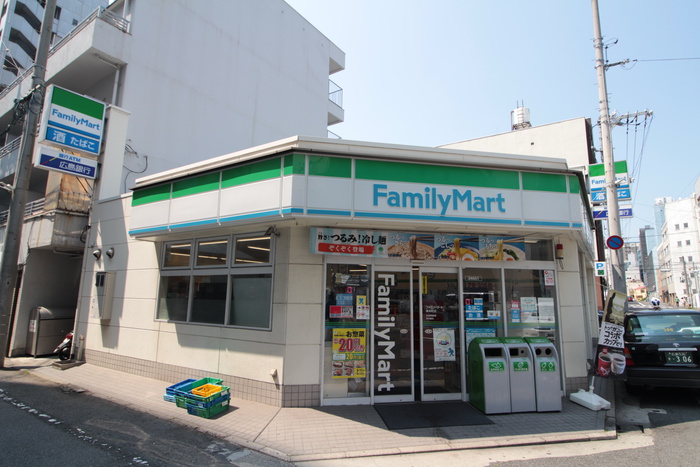 コンビニ　ファミリーマート（コンビニ）まで300m