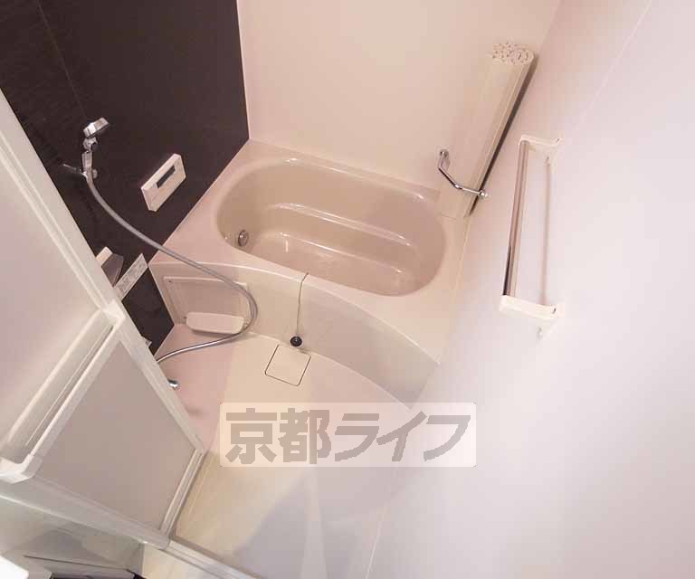 バス・シャワールーム　追い焚き機能付きのお風呂でゆっくり温まれます・