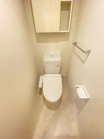 トイレ　温水洗浄便座付きのトイレです♪