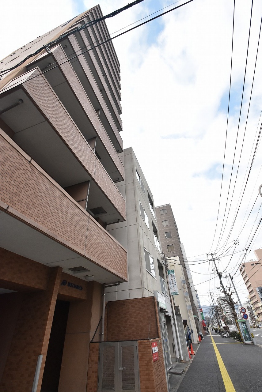 建物外観　綺麗なエントランス