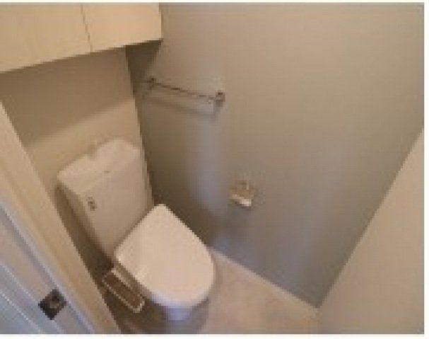 トイレ　温水洗浄便座付きのトイレです。