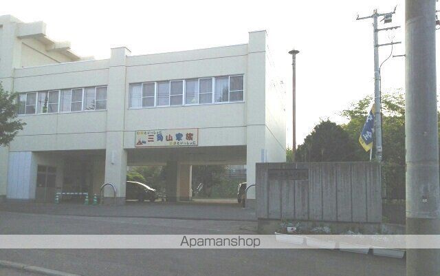 小学校　三角山小学校（小学校）まで440m