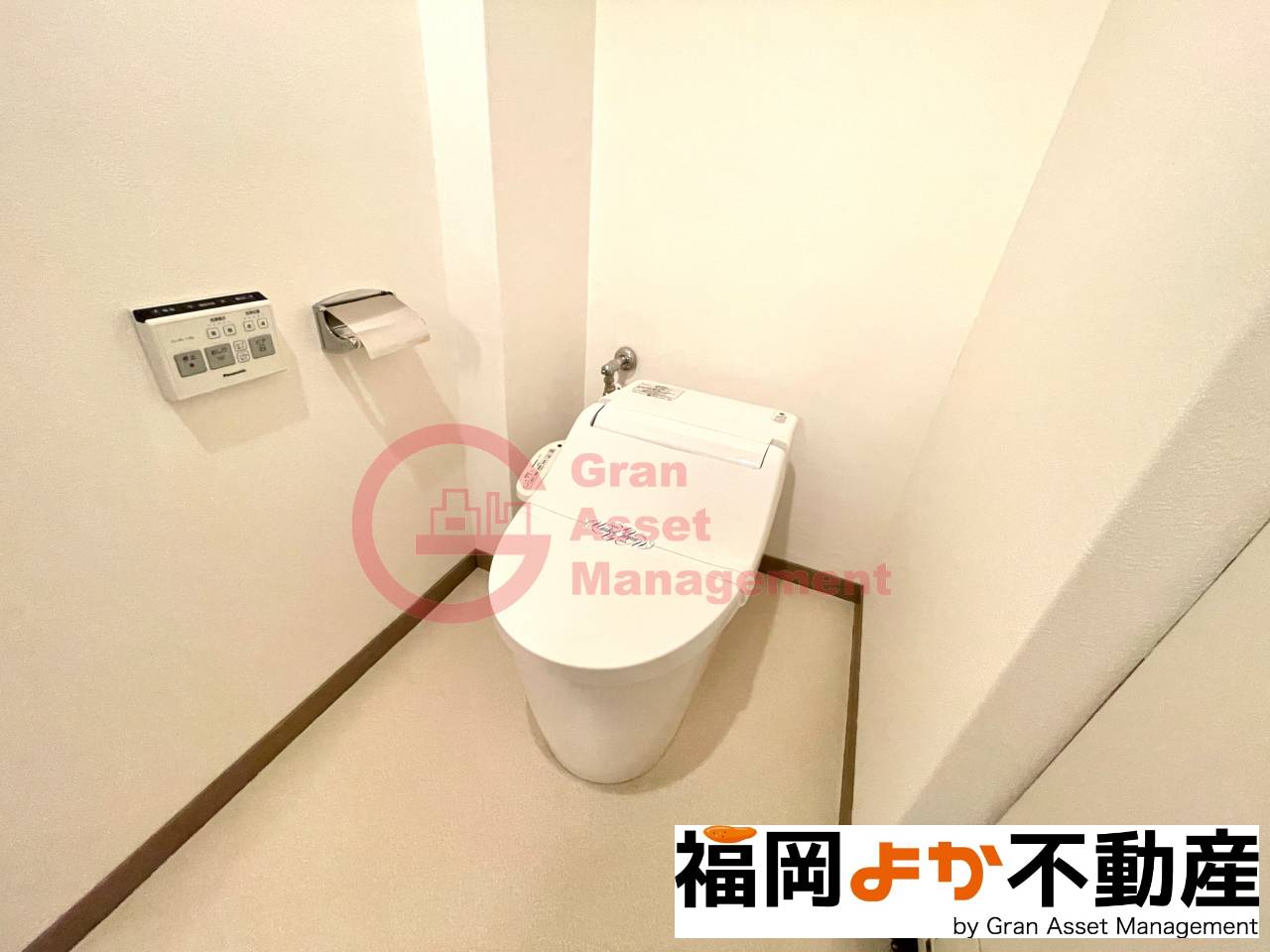 トイレ　落ち着いた色調のトイレです