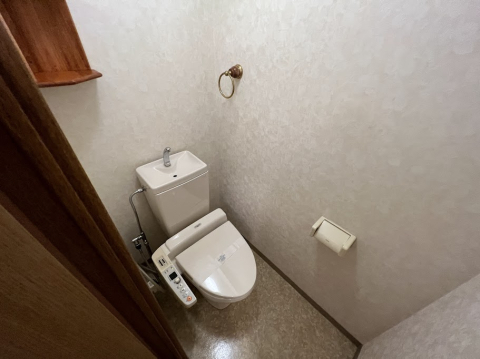 トイレ　※内装写真は別室のものです。