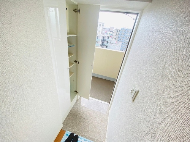 玄関　同一建物内１４０４号室内装写真