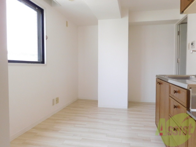 居室・リビング　真っ白のクッションフロアでお部屋がより一層明るく見えます