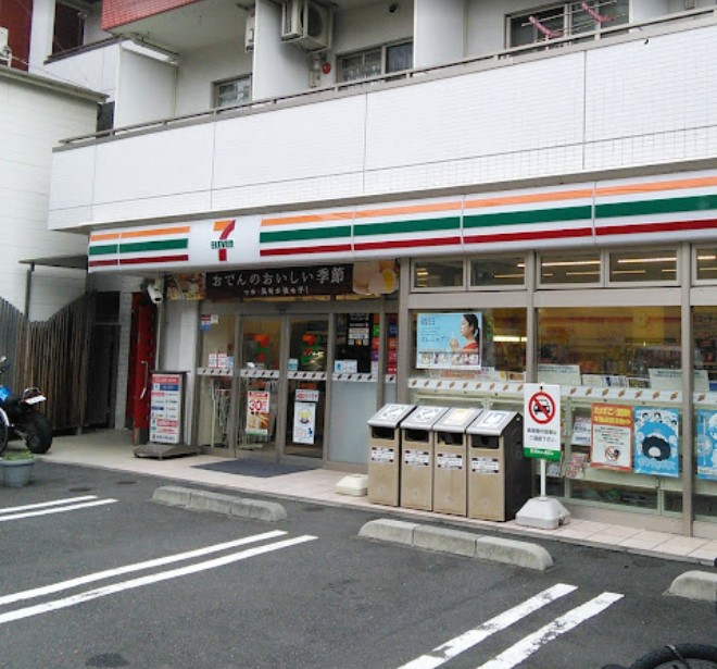 コンビニ　セブンイレブン 横浜大口駅前店（コンビニ）まで555m