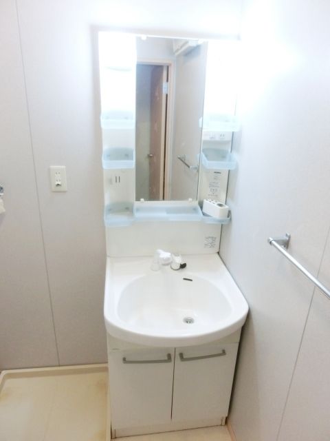 洗面設備　忙しい朝に活躍する独立洗面台です