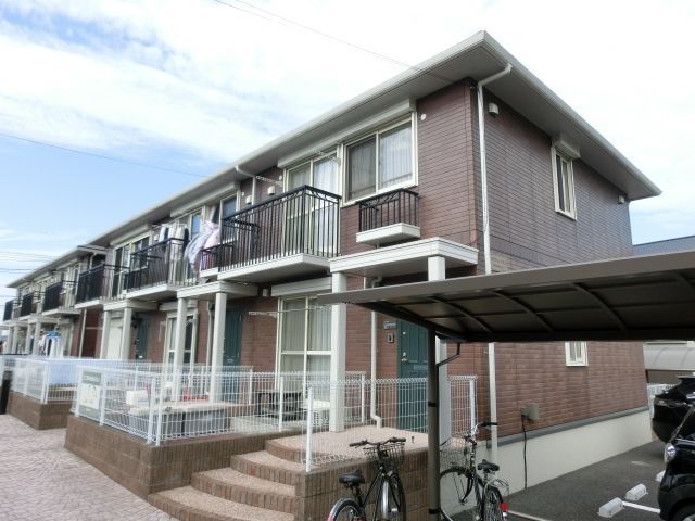 建物外観　上下階が使えるテラスハウス