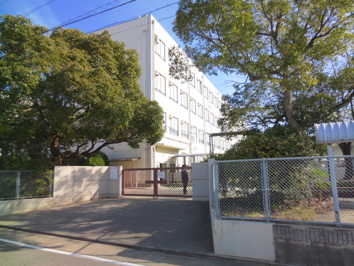 中学校　名古屋市立はとり中学校（中学校）まで2300m
