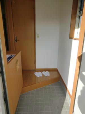 玄関　玄関から他の部屋が直接見えないような作りになっています。