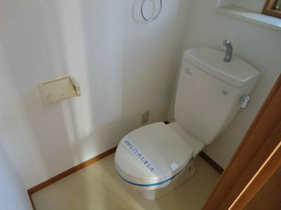 トイレ　トイレにも窓があります。
