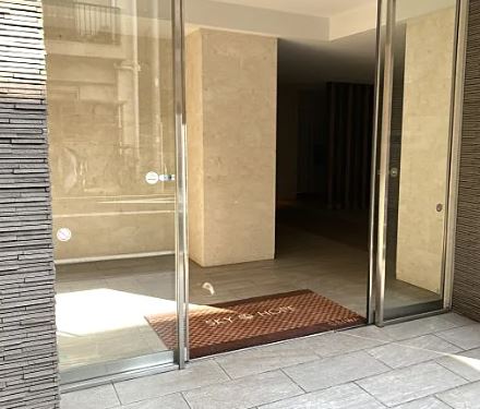 エントランス　落ち着いたエントランスです