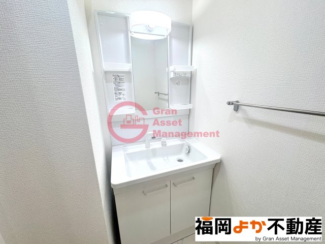 洗面設備　【１３０２号室実写真】朝の身支度には欠かせない独立洗面化粧台
