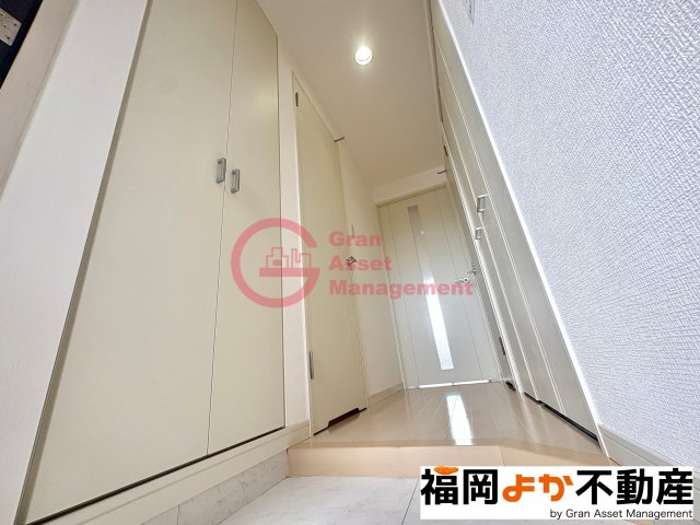 玄関　【１３０２号室実写真】収納もある玄関です