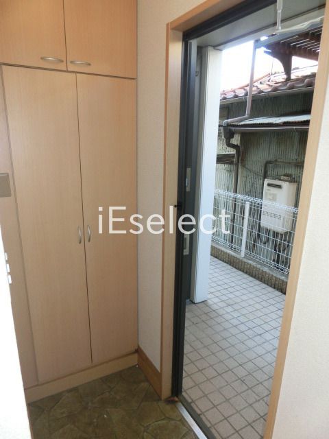 玄関　トールタイプのシューズボックスあり