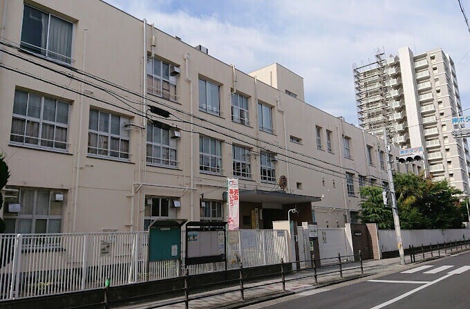 小学校　新高小学校（小学校）まで487m