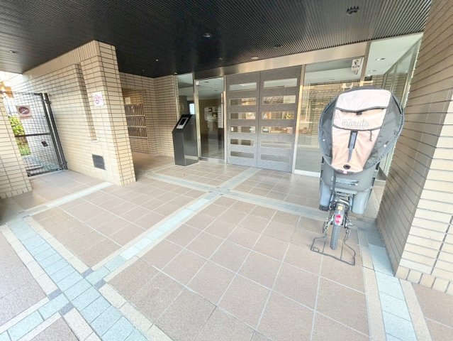 エントランス　エントランス周辺はいつもキレイに片付けられています。