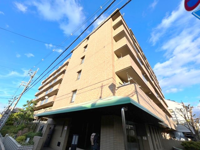 建物外観　存在感のある外観は落ちついた色合いで、堂々としていますね。