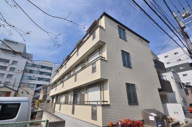 建物外観　鉄骨ALC造り３階建て