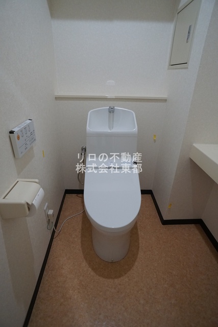 トイレ　白基調で清潔感のあるトイレです♪