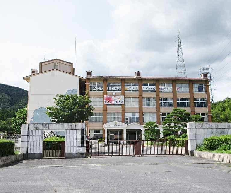 中学校　南郷中学校（中学校）まで472m