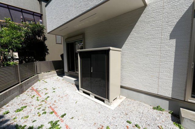 庭　庭には物置があります。